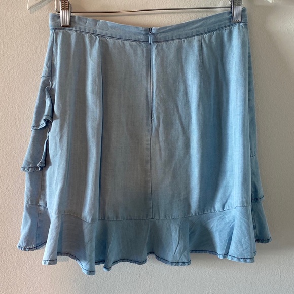 SOLD‼️BB Dakota Chambray ruffle skirt- NWOT - Picture 3 of 3